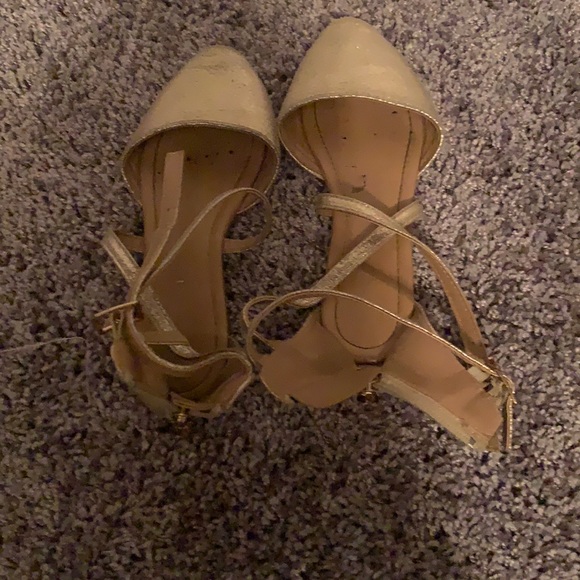 Kind of ballet shoes that are gold with glitter - Picture 1 of 1